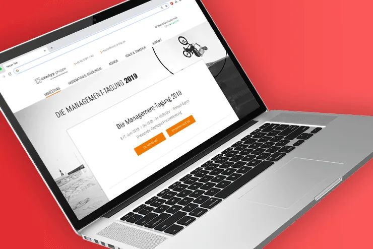 Landingpage der Management-Tagung 2019 der Interhyp Gruppe auf dem Laptop: Navigation mit Anmeldung, Agenda, Hotel und Transfer, darunter Termin und zwei Buttons zur Zu- und Absage