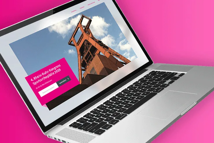 Event-Landingpage im medi-Design auf dem Laptop: 4. Rhein-Ruhr-Kongress Sportorthopädie 2019 mit Anmeldefeld vor einem Förderturm