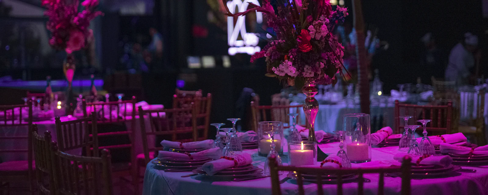 Festlich gedeckte Gala-Tafel mit Kerzen und Blumen