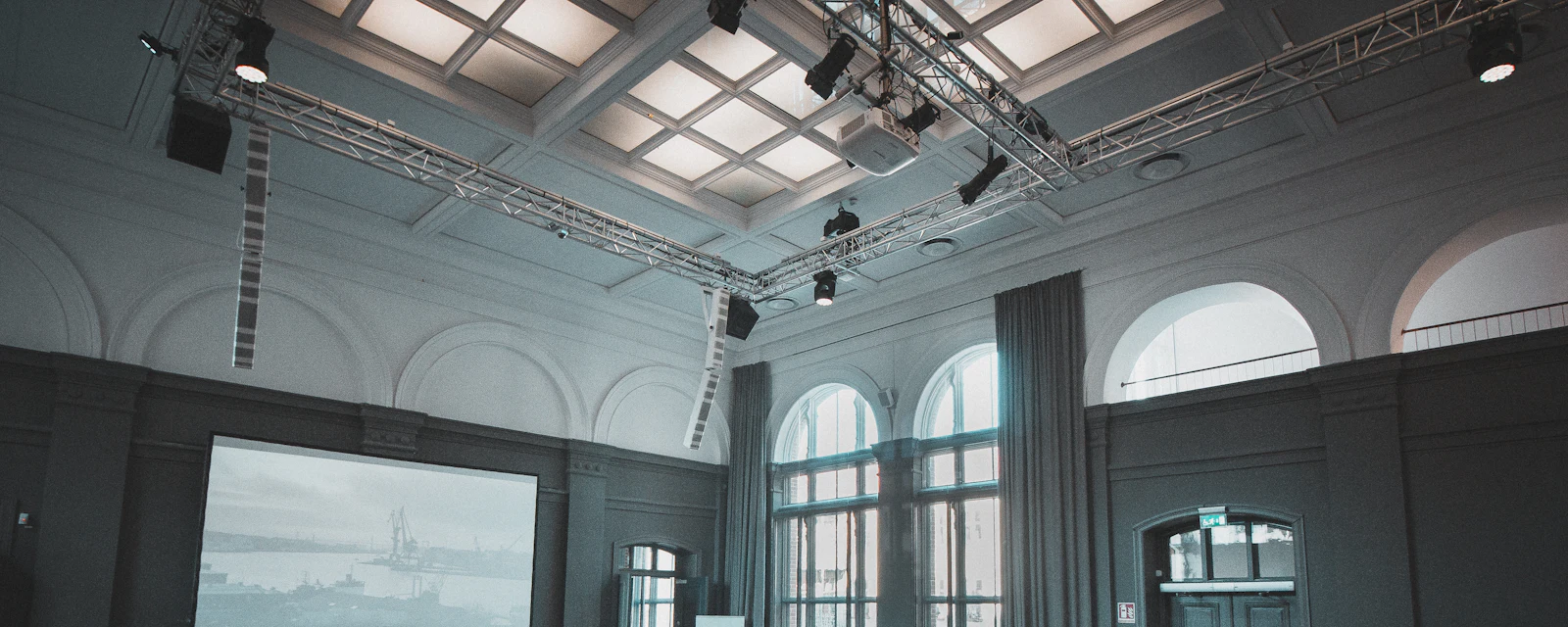 Gäste im Gespräch bei einem Empfang im Saal