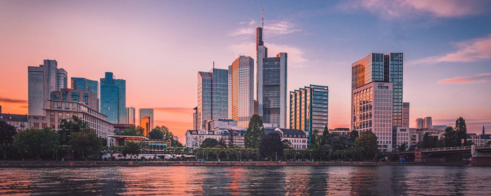 Skyline einer Großstadt bei Nacht