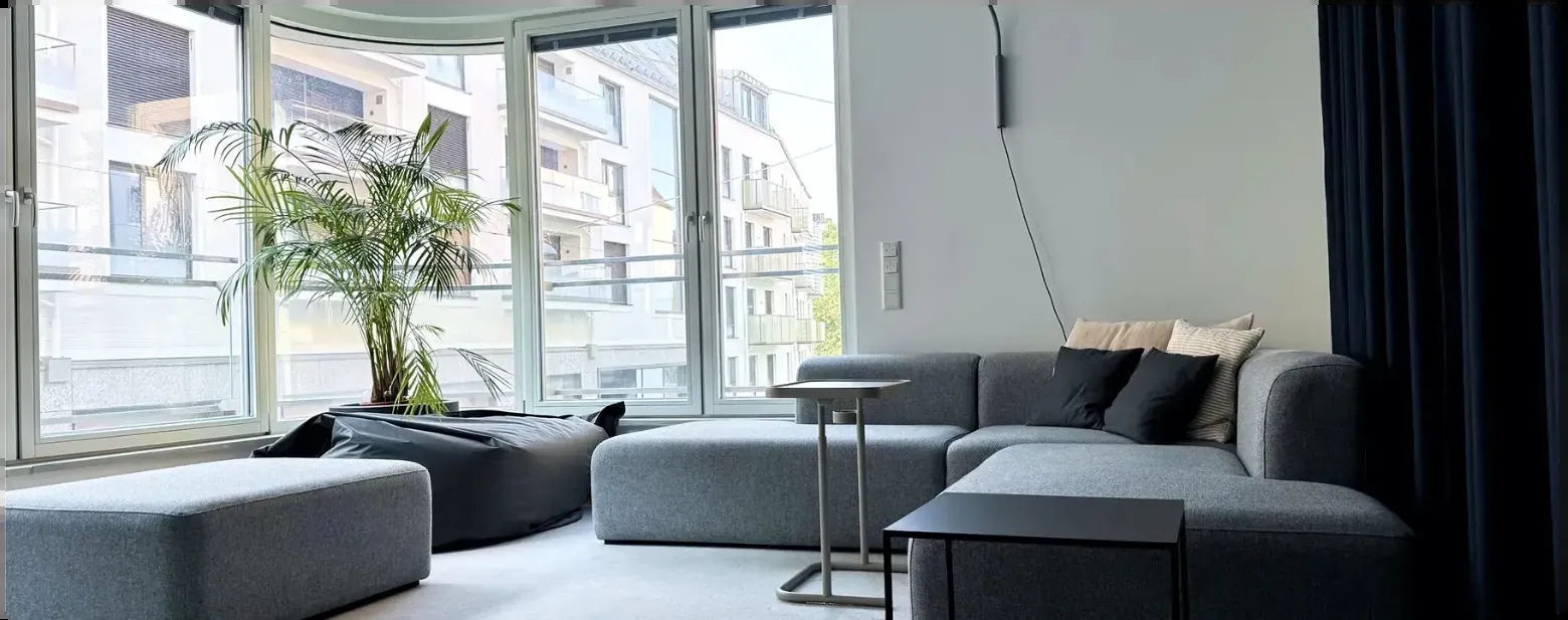 Lounge mit Blick auf die Seitzstraße