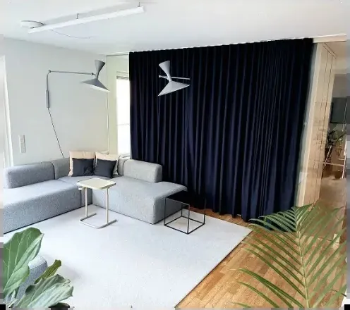 Lounge mit Sofa und Vorhang